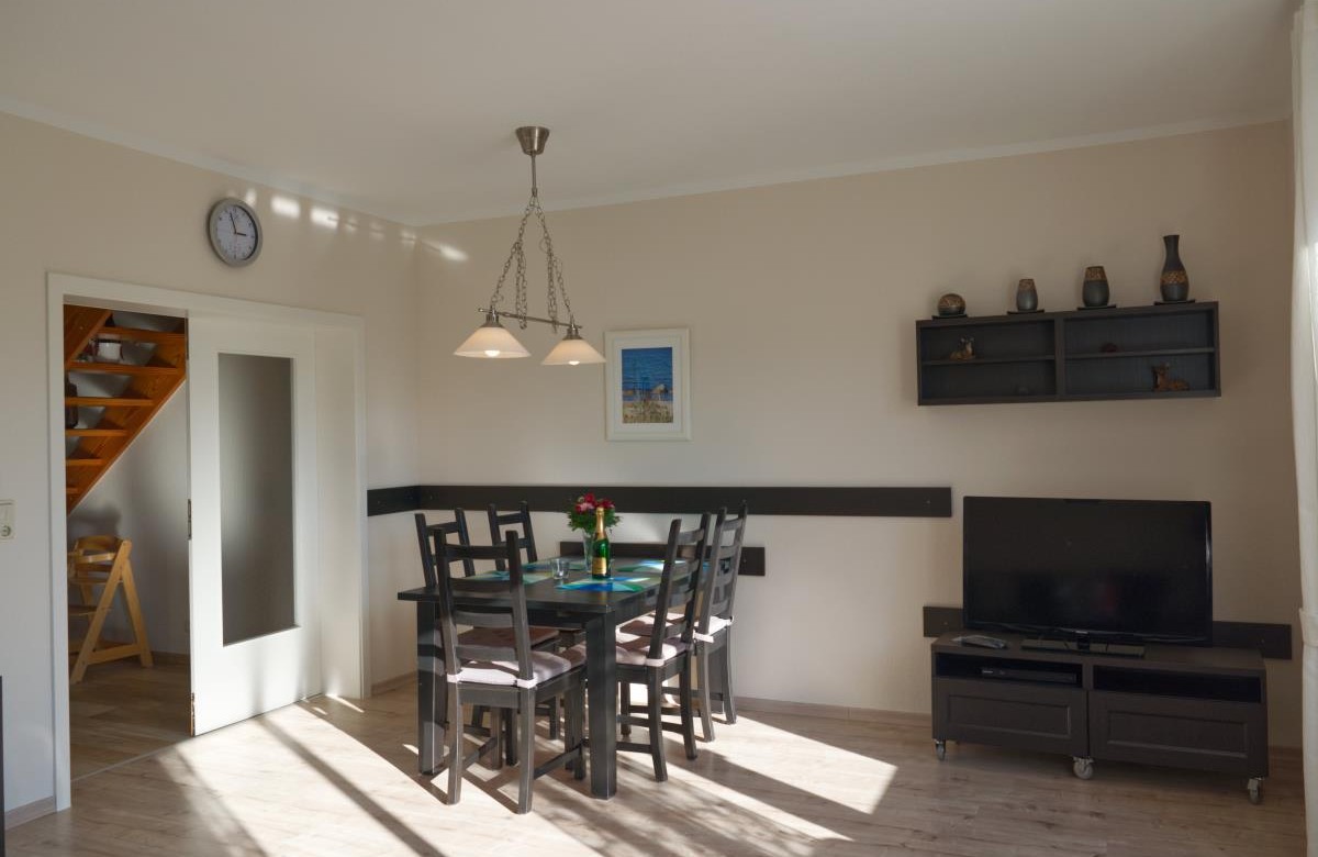 Esstisch im Wohnzimmer der Ferienwohnung für 8 Personen in Landkirchen auf Fehmarn