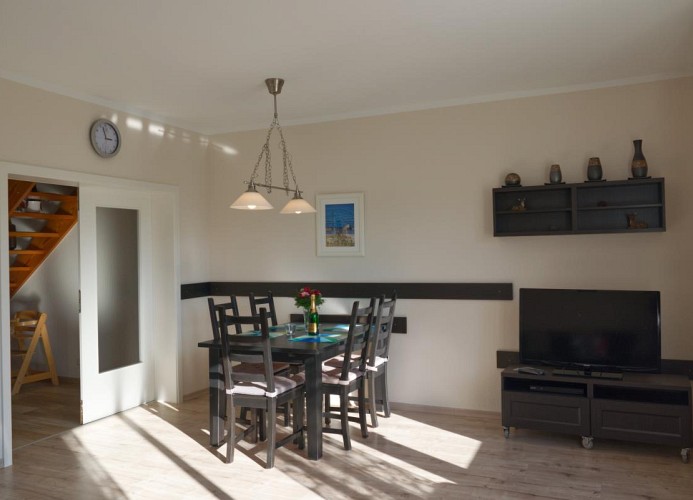 Esstisch im Wohnzimmer der Ferienwohnung für 8 Personen in Landkirchen auf Fehmarn