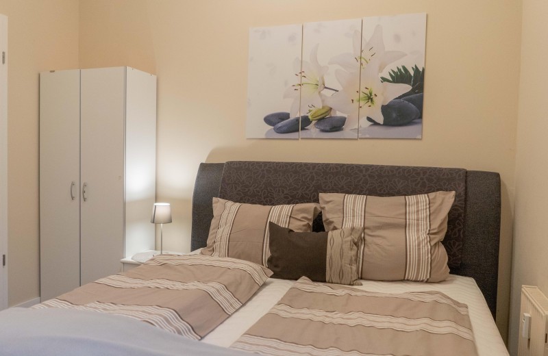 Anderer Blick aufs Doppelbett im Schlafzimmer der Ferienwohnung auf Fehmarn