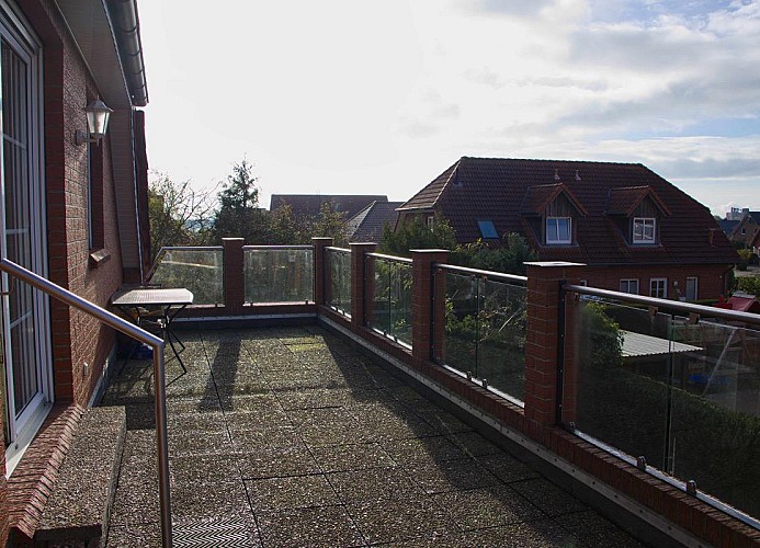 Dachterrasse mit Sitzgelegenheiten in der Ferienwohnung in Burg auf Fehmarn
