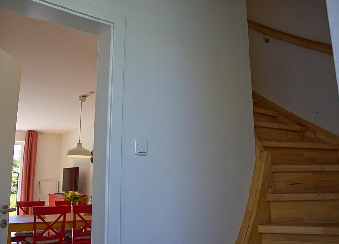 Blick auf die Treppe und ins Wohnzimmer vom Flur der Inselblume 27