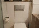 Toilette im Bad der Ferienwohnung mit Meerblick in Burgtiefe am Südstrand