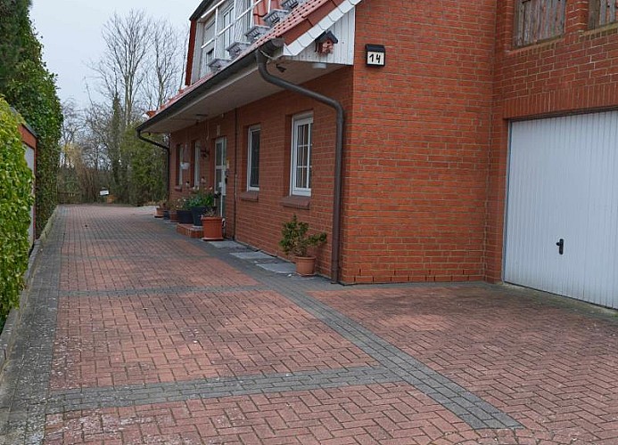 Auffahrt zu den Ferienwohnungen mit Hund in Burgstaaken 