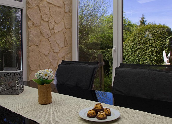 Deko auf dem Tisch im Wintergarten, mit Blick Richtung Garten