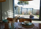 Blick vom Esstisch in den Garten der Inselblume 82