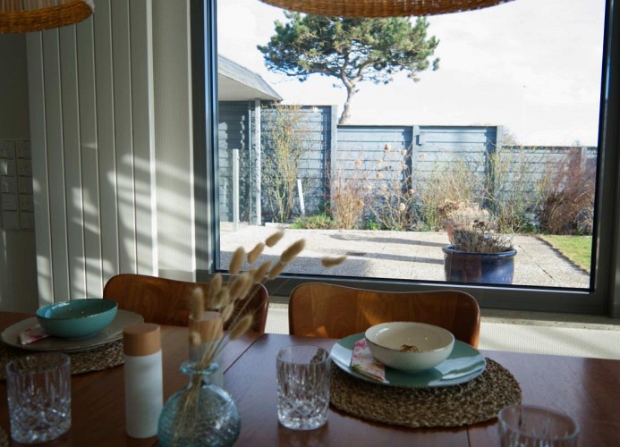 Blick vom Esstisch in den Garten der Inselblume 82