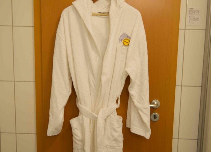 Bademantel an der Tür der Ferienwohnung auf Fehmarn