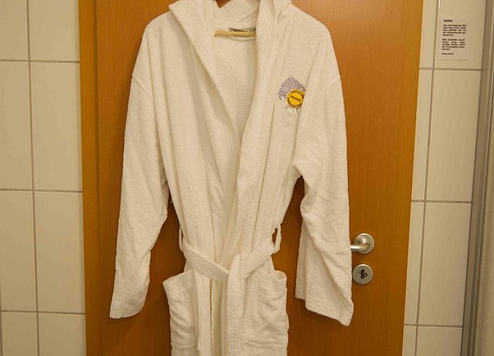 Bademantel an der Tür der Ferienwohnung auf Fehmarn