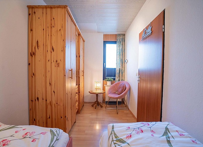 Blick auf den Kleiderschrank im Schlafzimmer in der Inselblume 11