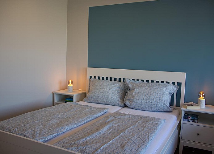 Doppelbett in der Ferienwohnung für 2 Personen am Yachthafen