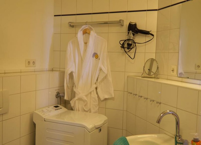 Badezimmer mit Waschmaschine in der Ferienwohnung Inselblume 03 auf Fehmarn