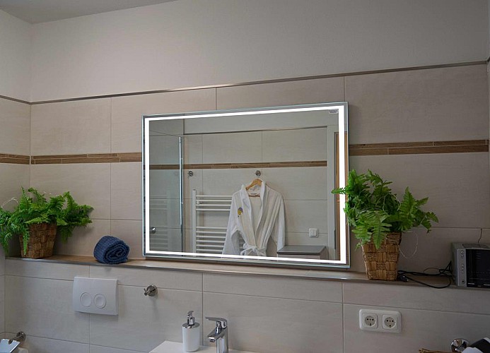 Bad mit Blick auf den Spiegel in der Fewo in Burgtiefe am Südstrand