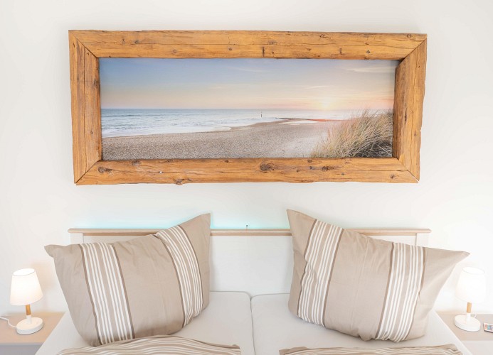 Bild mit Strand und Meer im Schlafzimmer der Ferienwohnung auf Fehmarn