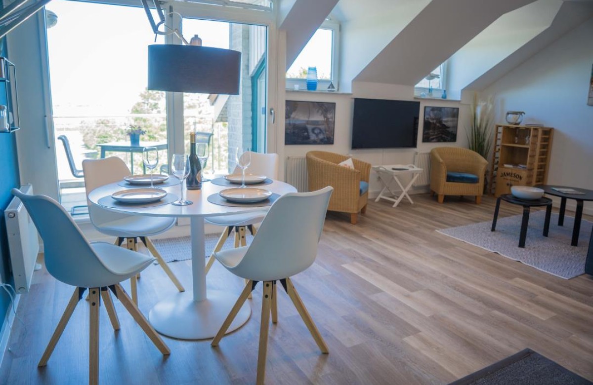 Essbereich im Wohnzimmer der Ferienwohnung Inselblume 78 in Burgtiefe
