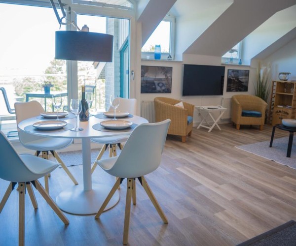 Essbereich im Wohnzimmer der Ferienwohnung Inselblume 78 in Burgtiefe