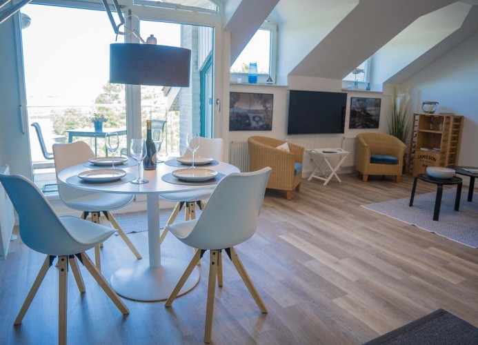 Essbereich im Wohnzimmer der Ferienwohnung Inselblume 78 in Burgtiefe