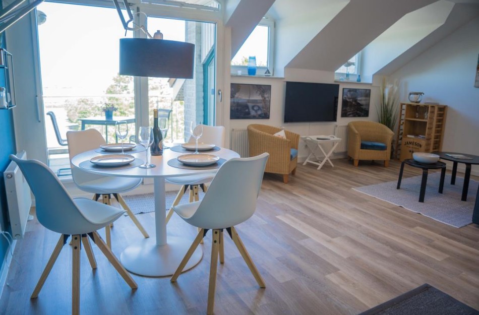 Essbereich im Wohnzimmer der Ferienwohnung Inselblume 78 in Burgtiefe