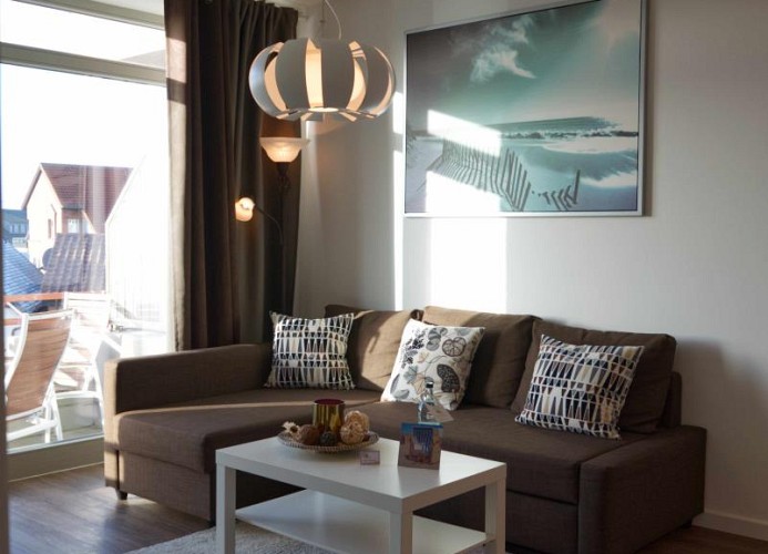 Couch und Wohnzimmertisch in der Ferienwohnung auf Fehmarn