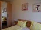 Schlafzimmer mit Schrank in der Ferienwohnung Inselblume 03 auf Fehmarn