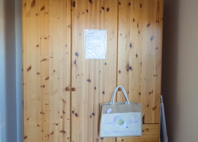 Schrank im Eingangsbereich der Ferienwohnung auf Fehmarn