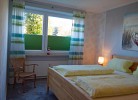 Stuhl neben dem Doppelbett in der Ferienwohnung Inselblume 15 für 4 Personen Nahe Burgstaaken