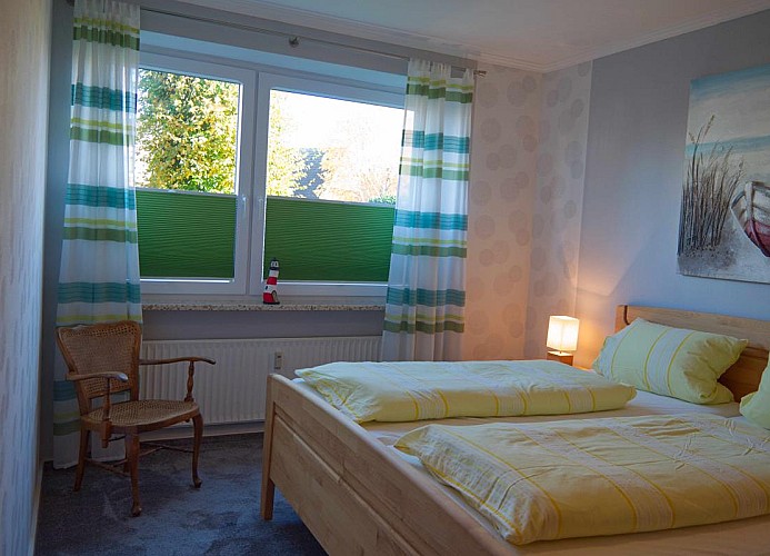 Stuhl neben dem Doppelbett in der Ferienwohnung Inselblume 15 für 4 Personen Nahe Burgstaaken