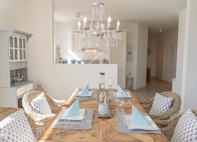 Esstisch mit Blick Richtung Küche in der Ferienwohnung in Burg auf Fehmarn