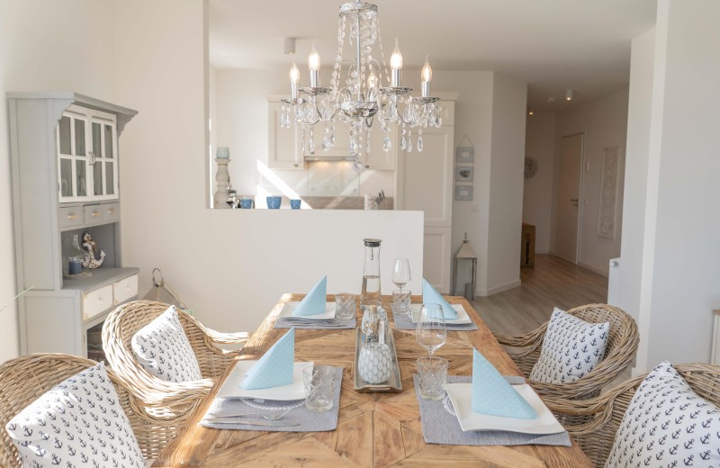 Esstisch mit Blick Richtung Küche in der Ferienwohnung in Burg auf Fehmarn