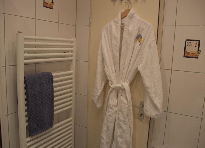 Handtuchheizung und Bademantel in der Ferienwohnung Inselblume 45 in Burgtiefe auf Fehmarn