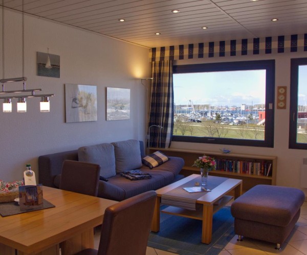 Das Wohnzimmer der Ferienwohnung Inselblume 45 am Yachthafen, direkt am Meer auf Fehmarn