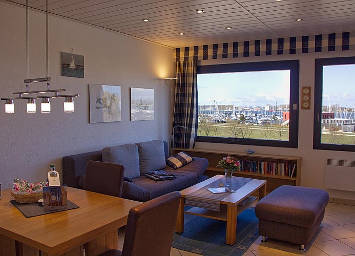 Das Wohnzimmer der Ferienwohnung Inselblume 45 am Yachthafen, direkt am Meer auf Fehmarn