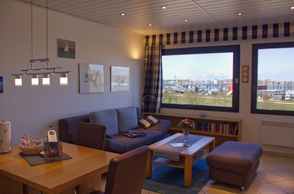 Das Wohnzimmer der Ferienwohnung Inselblume 45 am Yachthafen, direkt am Meer auf Fehmarn
