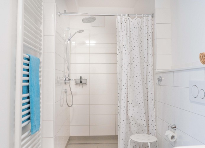 Große Dusche im Badezimmer der Ferienwohnung auf Fehmarn in Burg