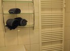 Handtuchheizung neben der Waschmaschine im Bad der Ferienwohnung auf Fehmarn