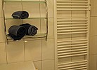 Handtuchheizung neben der Waschmaschine im Bad der Ferienwohnung auf Fehmarn