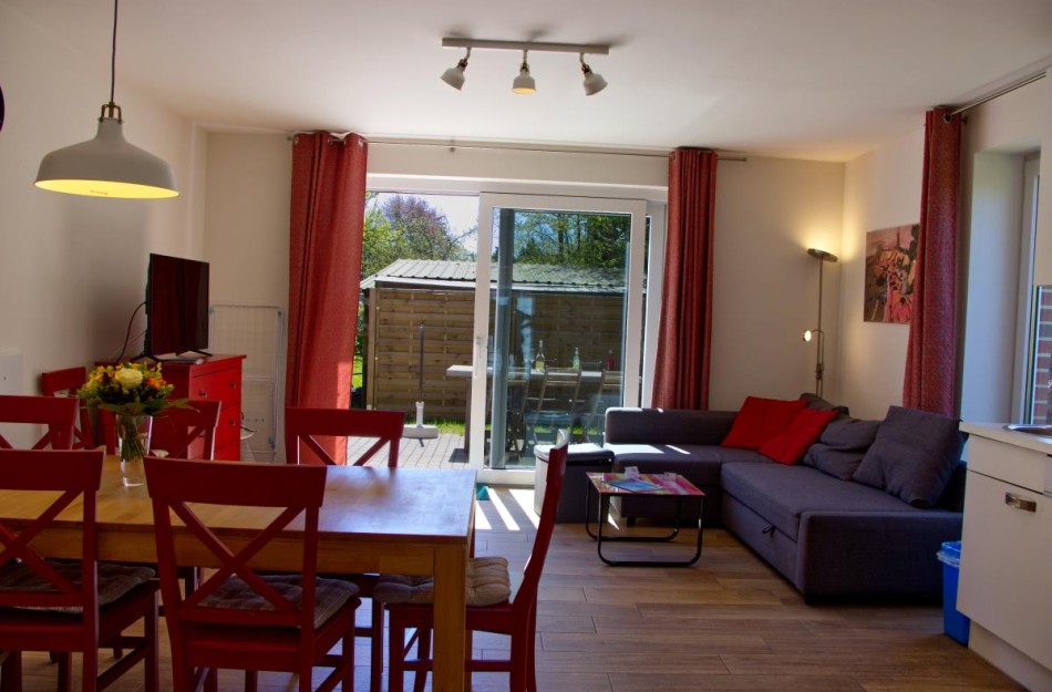 Wohnzimmer mit Esstisch in der Inselblume 28  in Burg auf Fehmarn