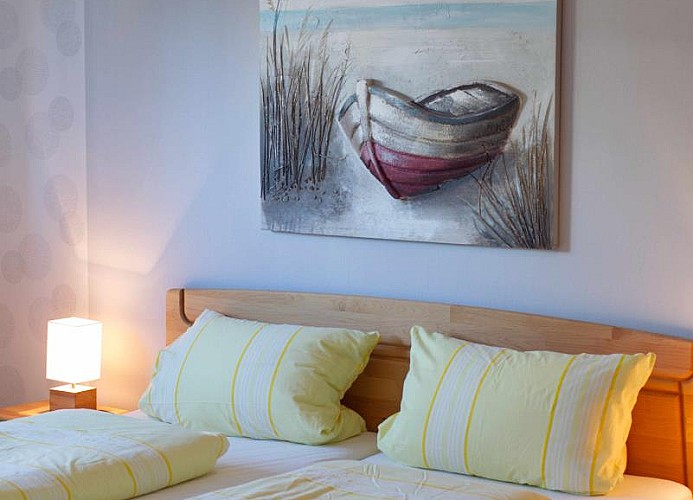 Doppelbett im Schlafzimmer für 2 Personen in der Fewo Inselblume 15 auf Fehmarn