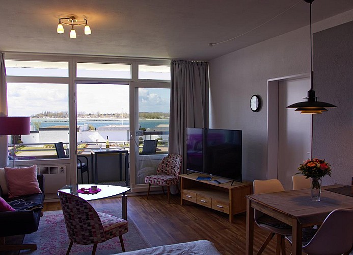 Wohnzimmer und Balkon der Ferienwohnung Inselblume 79