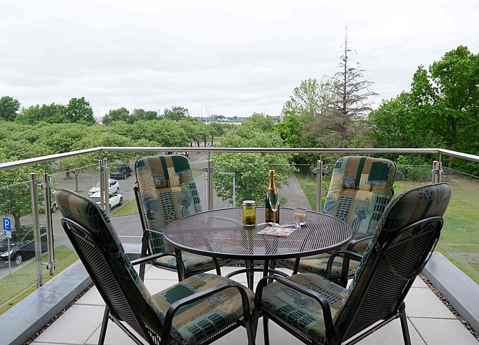 Balkon der Ferienwohnung mit Aussicht auf den Yachthafen auf Fehmarn