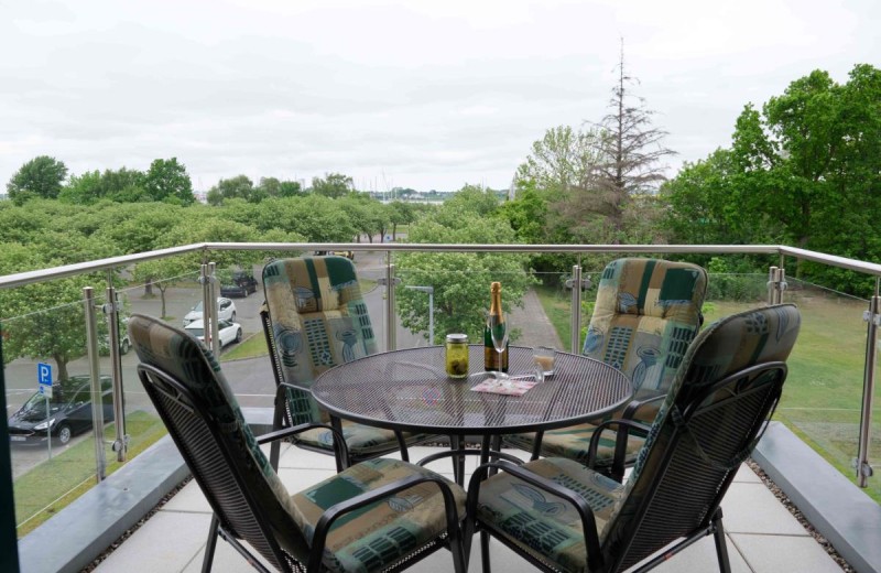 Balkon der Ferienwohnung mit Aussicht auf den Yachthafen auf Fehmarn