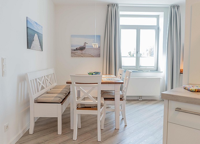 Esstisch in der Ferienwohnung für 4 Personen am Niendorfer Platz auf Fehmarn