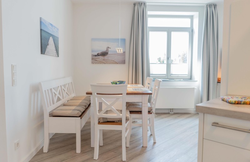 Esstisch in der Ferienwohnung für 4 Personen am Niendorfer Platz auf Fehmarn
