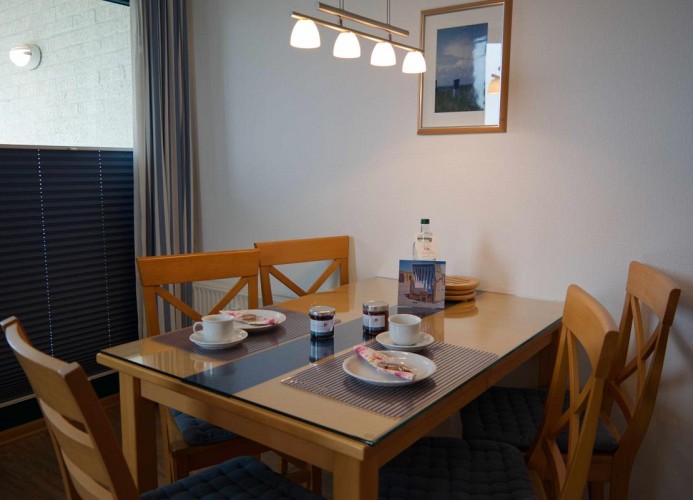 Esstisch im Wohnzimmer der Inselblume 04