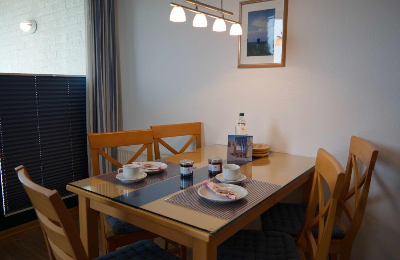 Esstisch im Wohnzimmer der Inselblume 04