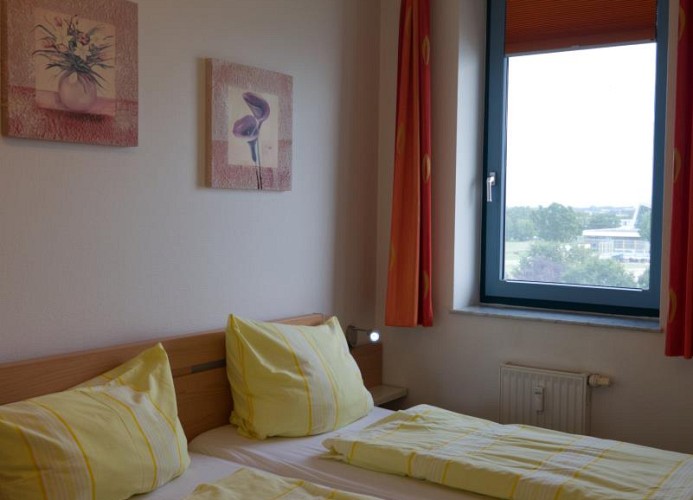 Doppelbett im Schlafzimmer der Ferienwohnung Inselblume 03 auf Fehmarn