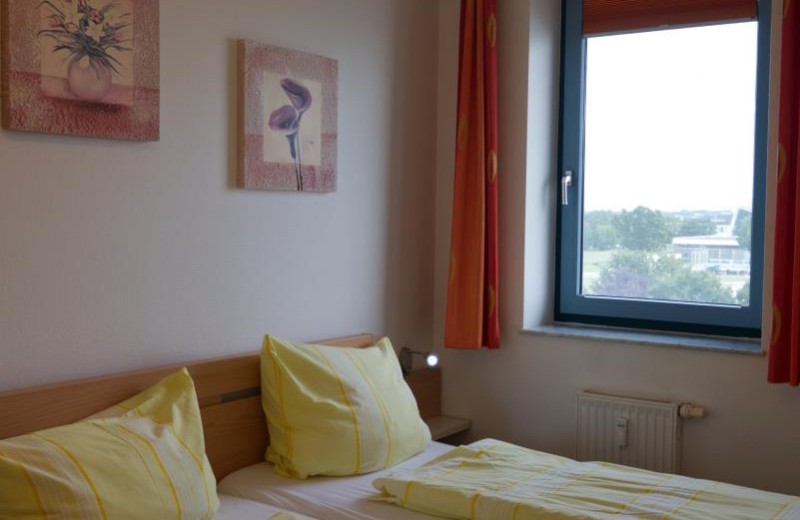 Doppelbett im Schlafzimmer der Ferienwohnung Inselblume 03 auf Fehmarn