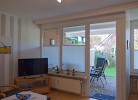 Blick vom Wohnzimmer auf die Terrasse der Ferienwohnung Inselblume 15 in der Nähe von Burg
