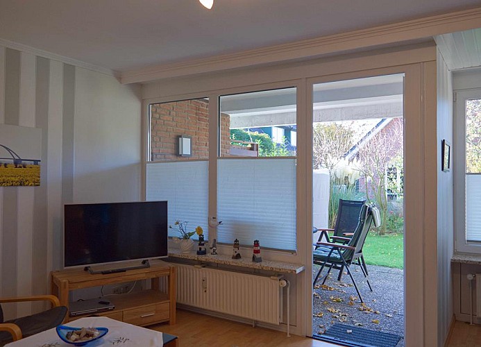 Blick vom Wohnzimmer auf die Terrasse der Ferienwohnung Inselblume 15 in der Nähe von Burg