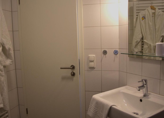 Waschbecken mit Tür zum Flur in der Inselblume 48