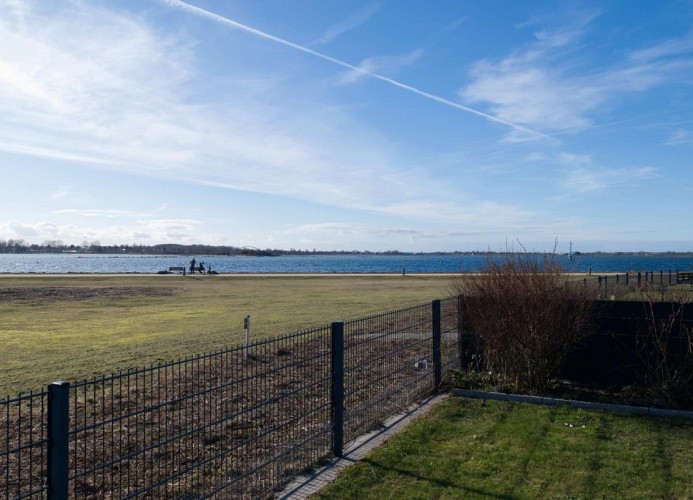 Blick auf die Ostsee, die Strandpromenade und die Fehmarnsundbrücke vom Garten der Inselblume 82 aus